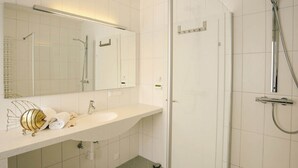 Villa | Bathroom | Shower, towels - Imperial Villa in Velden am Wörthersee near Ski Area (Velden am Wörther See)