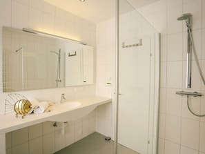 Villa | Bathroom | Shower, towels - Imperial Villa in Velden am Wörthersee near Ski Area (Velden am Wörther See)