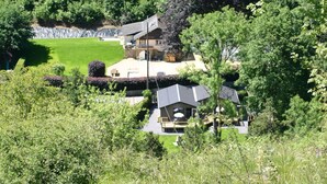 A large house with a lawn and a tennis court. - Cozy Chalet in Ardennes near Ourthe River & City of Durbuy (Ferrieres)
