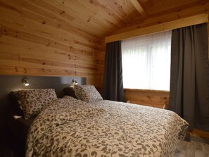 3 habitaciones, muebles diferentes y ropa de cama 
