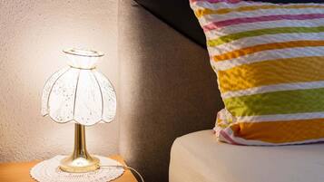 2 Schlafzimmer, individuell eingerichtet, Babybetten, Bettwäsche