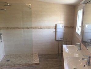 Bathroom - Villa in Olonzac With Pool Near Lac du Jouarres (Olonzac)