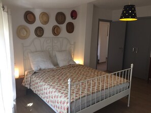 4 chambres, fer et planche à repasser, draps fournis