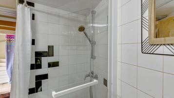 Shower dan handuk
