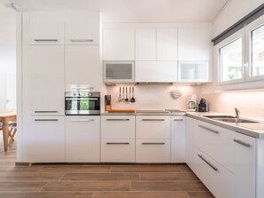 Villa | Private kitchen - Villa in Pouzols With Private Pool & Vineyards (Pouzols-Minervois)