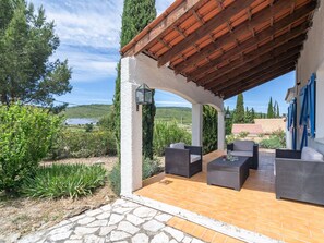 Villa | Balcony - Villa in Pouzols With Private Pool & Vineyards (Pouzols-Minervois)