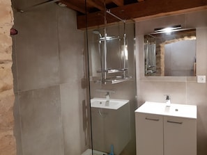 Shower - Charming Villa With Private Pool and Phenomenal Views (Saint-Jean-de-Maruejols-et-Avejan)