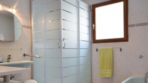 Villa | Bathroom | Bathtub - Ground-flour Villa With Airco, Heated Private Swimming Pool and Beautiful View (Coux)