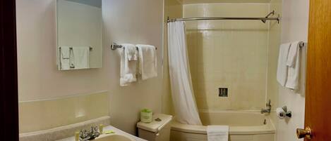 Ein Badezimmer mit Waschbecken, Toilette und Duschbereich.