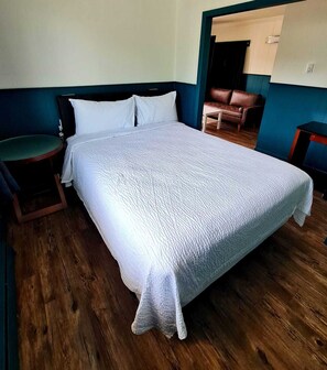Standard Double Room, 2 Queen Beds Norwest Branch | Schreibtisch, laptopgeeigneter Arbeitsplatz, Verdunkelungsvorhänge
