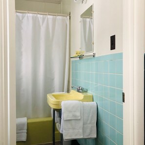 อ่างอาบน้ำ, ของใช้ในห้องน้ำฟรี, ไดร์เป่าผม (มีให้บริการตามคำขอ)