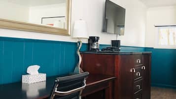 Escriptori, espai de treball apte per a portàtils i cortines opaques