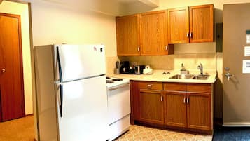 Apartamento, 2 habitaciones, no fumadores | Cocina privada | Cafetera o tetera, frigorífico, microondas y horno