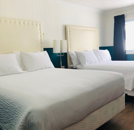 Escritorio, espacio para trabajar con laptop y cortinas blackout