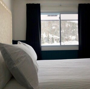 Bureau, espace de travail pour ordinateur portable, rideaux occultants