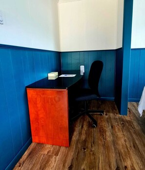 Standard Double Room, 2 Queen Beds Norwest Branch | Schreibtisch, laptopgeeigneter Arbeitsplatz, Verdunkelungsvorhänge