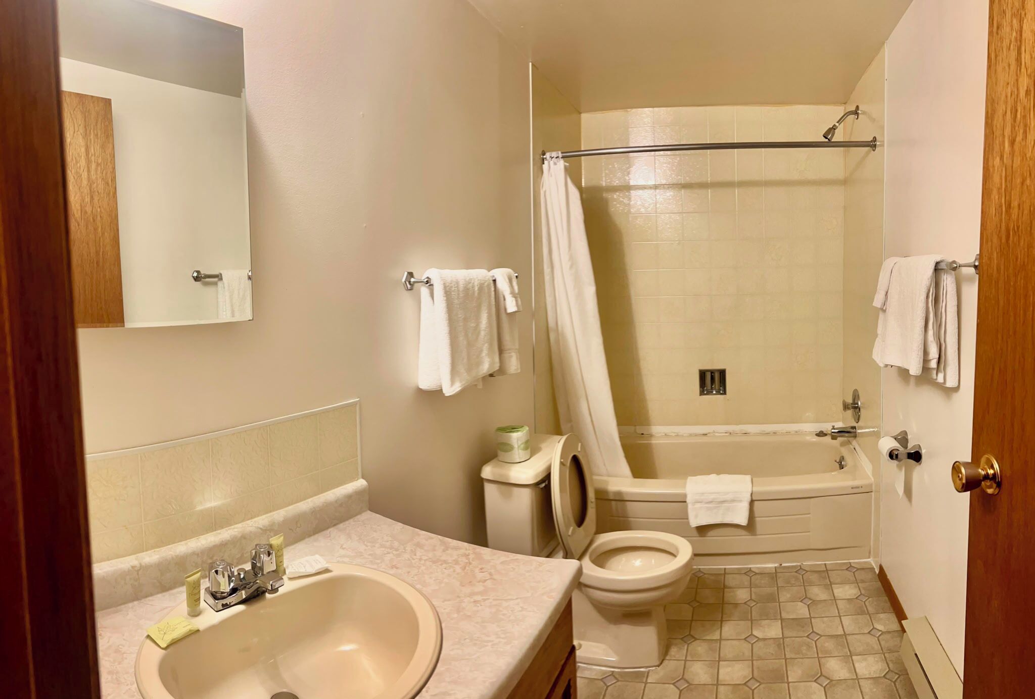 Apartment, Multiple Beds, Non Smoking | Bathroom | Bathtub, free toiletries, hair dryer, towels