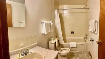 Apartment, Multiple Beds, Non Smoking | Bathroom | Bathtub, free toiletries, hair dryer, towels