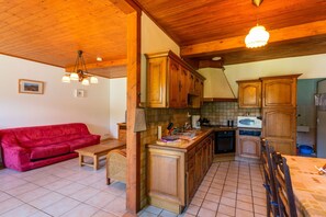 House | Private kitchen | Highchair - Vic-sur-cere Family Nest (Vic-sur-Cere)