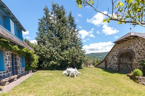 House | Garden - Vic-sur-cere Family Nest (Vic-sur-Cere)