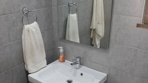 Bathroom - Spacious Holiday Home in Anglars-nozac With Swimming Pool (Anglars-Nozac)