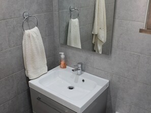 House | Bathroom - Spacious Holiday Home in Anglars-nozac With Swimming Pool (Anglars-Nozac)