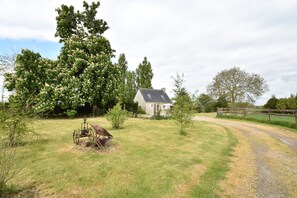 Cottage | Garden - Terrace & Tranquility Home (Fresville)