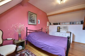 2 habitaciones, muebles diferentes y tabla de planchar con plancha 