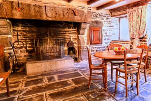 House | Dining - Alluring Holiday Home With Fenced Garden, Barbecue (Montaigu-les-Bois)