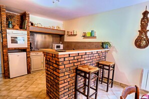 Private kitchen - Alluring Holiday Home With Fenced Garden, Barbecue (Montaigu-les-Bois)