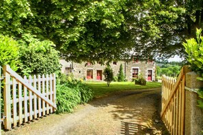 House | Reception - Alluring Holiday Home With Fenced Garden, Barbecue (Montaigu-les-Bois)