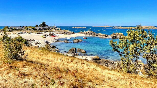 A coastal landscape with rocky shores, clear blue water, and sparse vegetation. - Alluring Holiday Home With Fenced Garden, Barbecue (Montaigu-les-Bois)