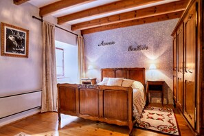 House - Alluring Holiday Home With Fenced Garden, Barbecue (Montaigu-les-Bois)