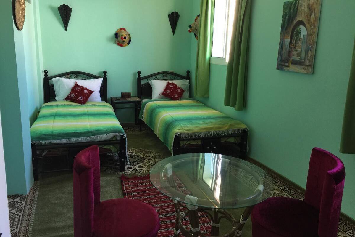 Twin kamer (Chaouen) | Een laptopwerkplek, een strijkplank/strijkijzer, gratis babybedden