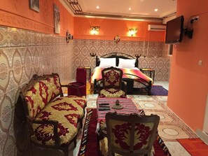 ダブルルーム (Tanja) | ノートパソコン用作業スペース、アイロン / アイロン台、ベビーベッド (無料)、可動式ベッド (無料)