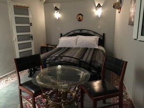 Double Room (Medina) | Laptop workspace, iron/ironing board, free cots/infant beds - Dar Tanger Medina (Tangier)
