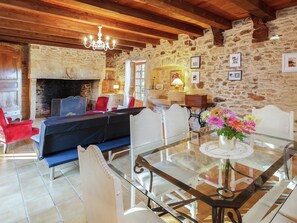 House | Dining - Forest Hideaway in Saint-caprais (Saint-Caprais)