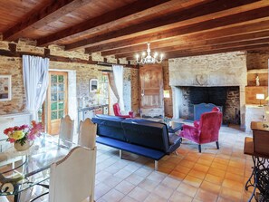 Living room - Forest Hideaway in Saint-caprais (Saint-Caprais)