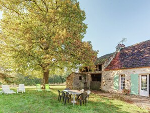 Outdoor dining - Forest Hideaway in Saint-caprais (Saint-Caprais)