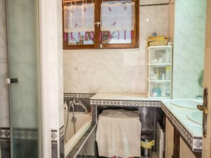 Rumah | Kamar mandi | Shower dan handuk