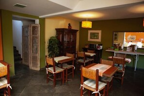 Tägliches inbegriffenes kontinentales Frühstück