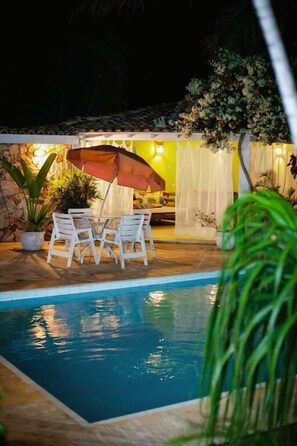 Una piscina al aire libre