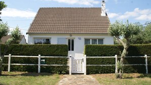 A two-story house with a tiled roof, a white door, and a white fence. - Saint-germain Beach Bliss (Saint-Germain-sur-Ay)
