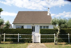 A two-story house with a tiled roof, a white door, and a white fence. - Saint-germain Beach Bliss (Saint-Germain-sur-Ay)