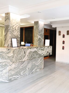 Reception hall - Hotel GRG (Vadodara)