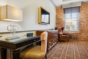 In-room safe, desk, soundproofing, iron/ironing board - The Brakeman Hotel (New Orleans)