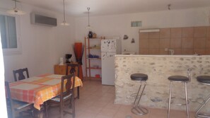 Daily continental breakfast (EUR 8 per person)