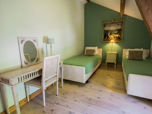 House | Room amenity - Luxurious Holiday Home With Private Pool (Buzon)