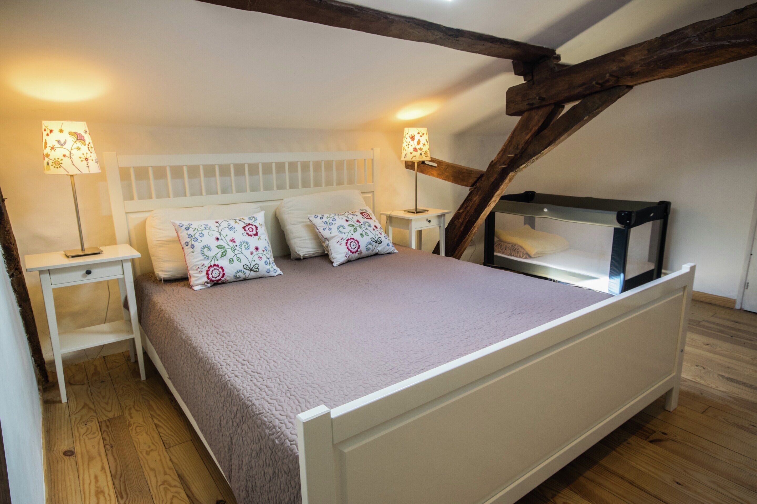 House | 7 bedrooms, individually furnished, iron/ironing board, bed sheets