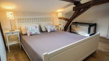 House | 7 bedrooms, individually furnished, iron/ironing board, bed sheets